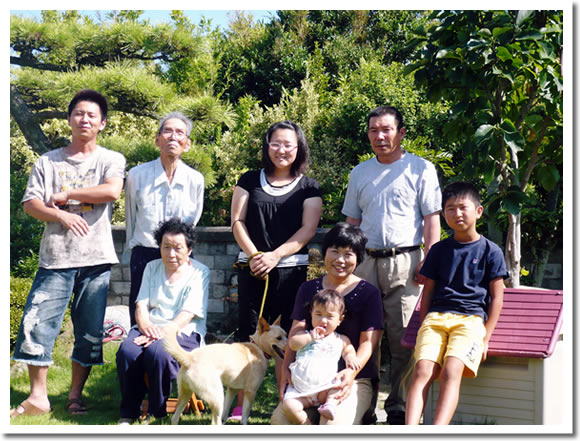 �䂪�Ƃ͂S���㓯���̂W�l�Ƒ��Ŗ�����i�������Y���܂����j�̔̔����Ă܂��B